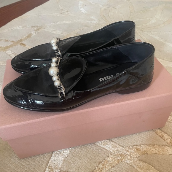 Miu Miu black patent loafers with pearl detail - Picture 6 of 11